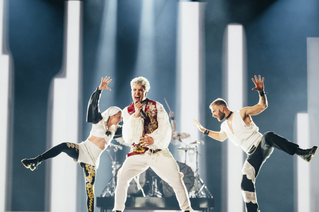 Baby Lasagna på scenen un der Eurovision 2024