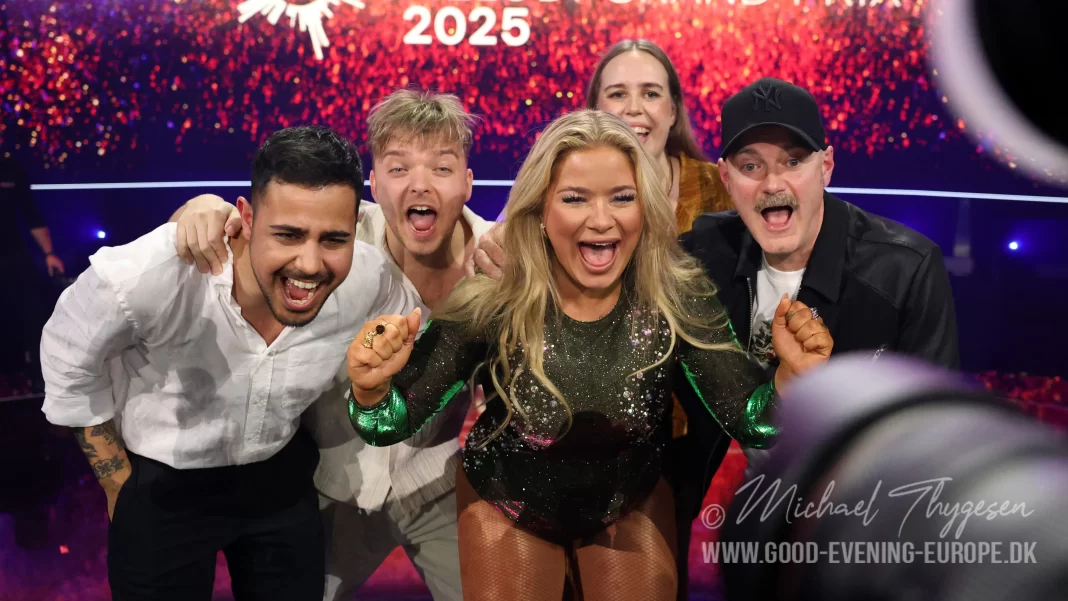 Sissal med teamet bag Hallucination efter sejren i Melodi Grand Prix 2025 med Hallucination.